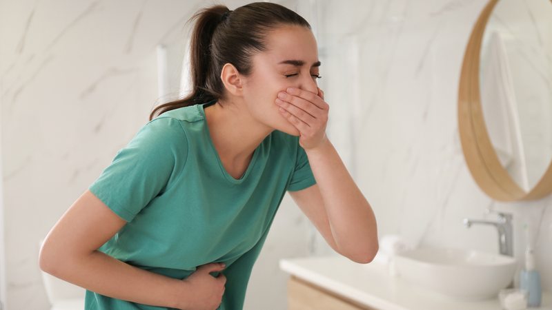 Nôn ra dịch mật thường kèm những cơn đau bụng âm ỉ