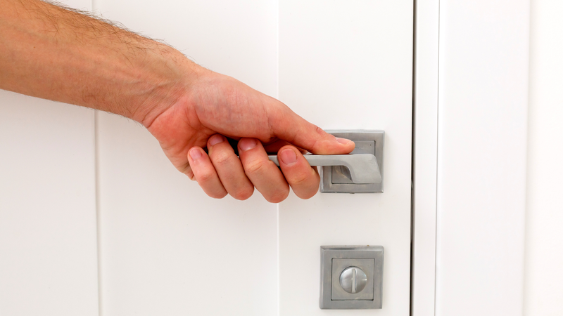 Tay chân miệng có thể lây truyền thông qua việc tiếp xúc gián tiếp với các bề mặt có chứa virus như tay nắm cửa